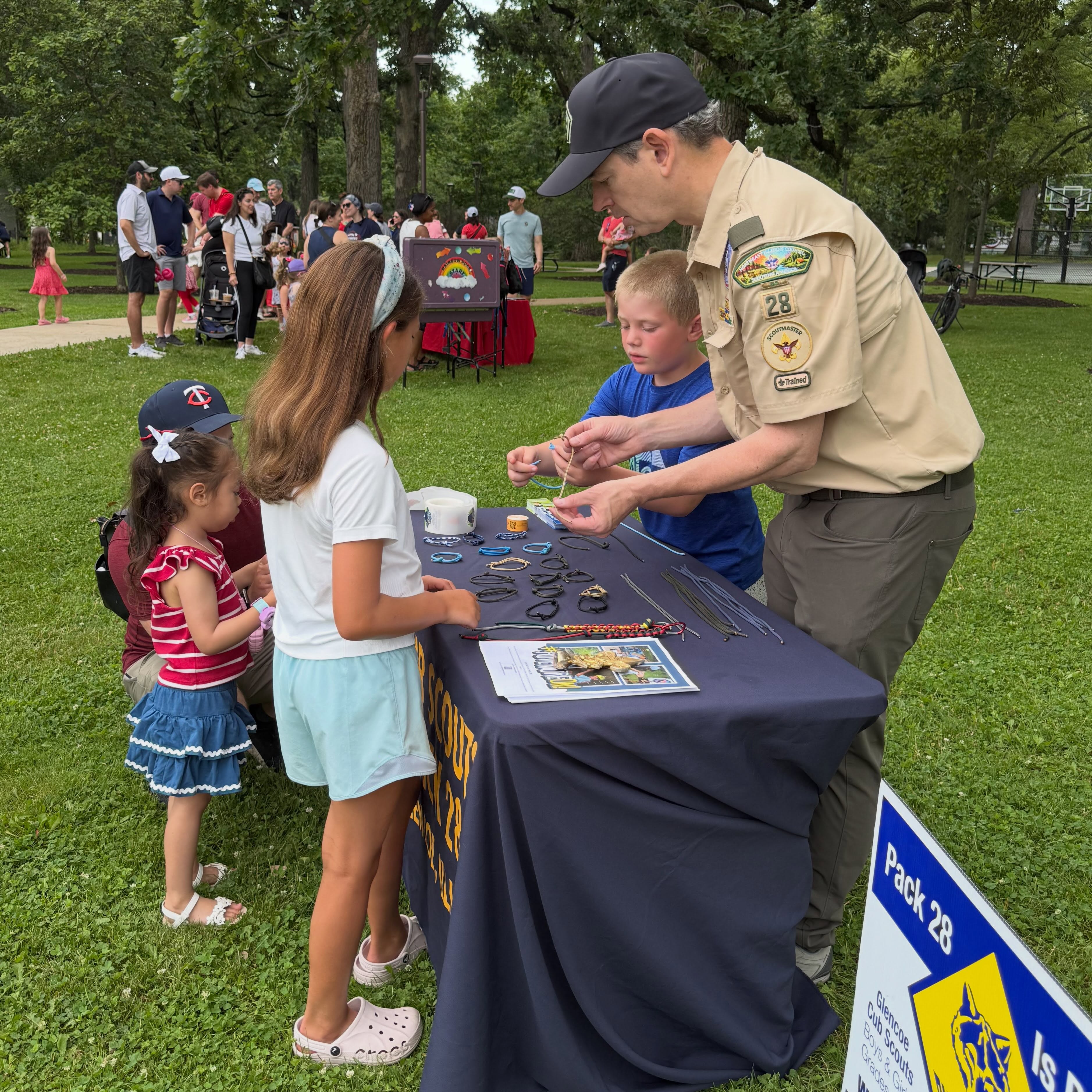 Making paracord bracelets at Glencoe’s family games